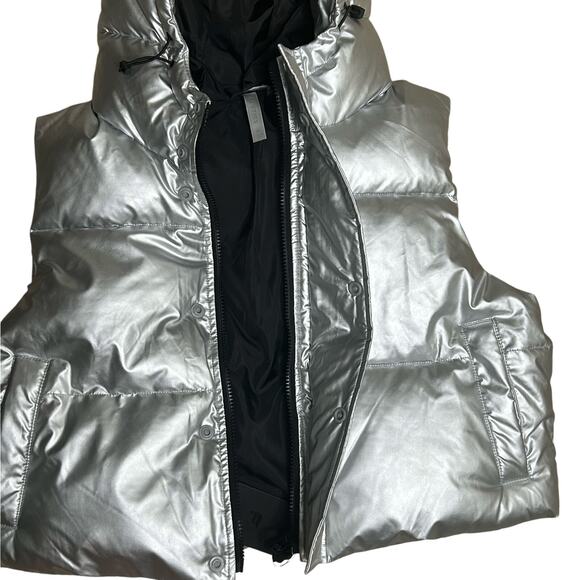 Fabletics Essential‎ Cropped Hooded Puffer Vest Silver Shine Sz M - Picture 8 of 14